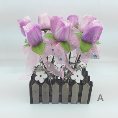 Arranjo de flores artificiais em suporte de madeira