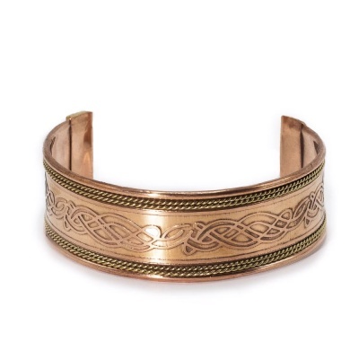 Pulseira aberta em metal cobre com detalhes dourados e padrão gravado entrelaçado.
