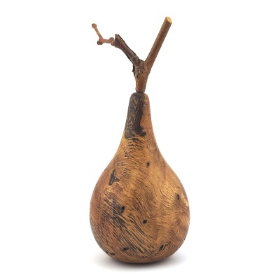 Escultura de madeira em forma de pêra com galho