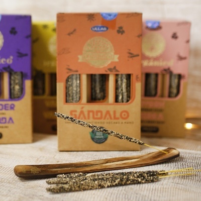 Conjunto de incensos em pau com embalagens coloridas e suporte de madeira