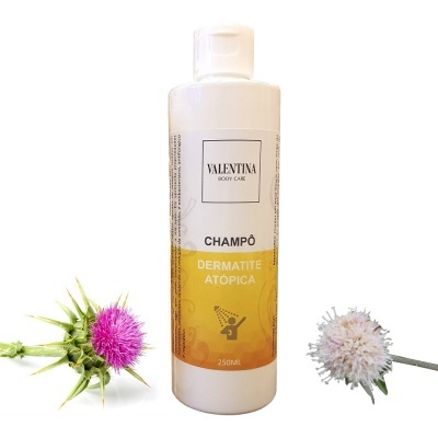 Frasco branco de champô com rótulo amarelo para dermatite atópica e duas flores silvestres