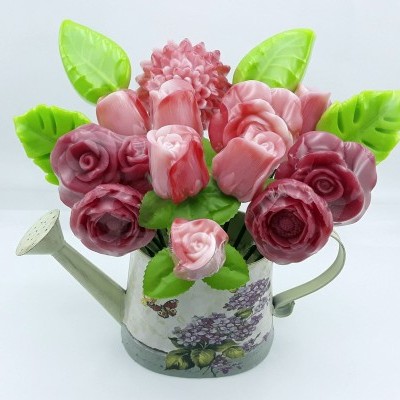 Arranjo floral com flores artificiais em regador metálico decorativo