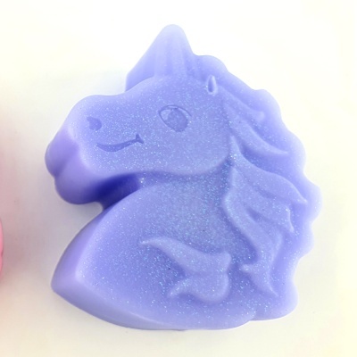 Sabonete lilás em forma de cabeça de unicórnio com detalhes desenhados