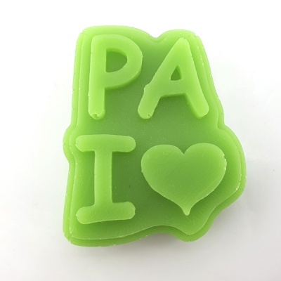 Sabonete verde com letras e coração em relevo