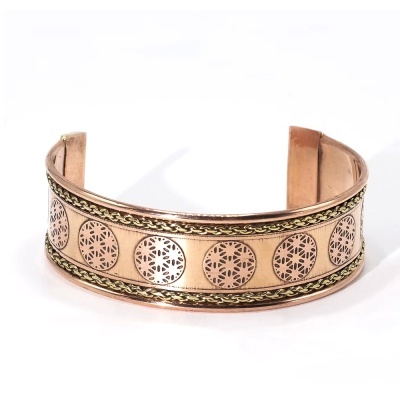 Bracelete de metal cobre com detalhes dourados e padrão circular recortado