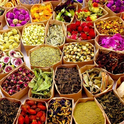 especiarias e ervas secas variadas em embalagens de papel