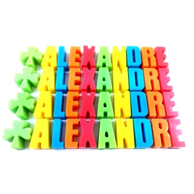 Letras plásticas coloridas formando o nome ALEXANDRE com estrelas verdes ao lado