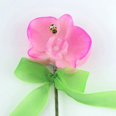 Flor artificial rosa com laço verde e abelha decorativa