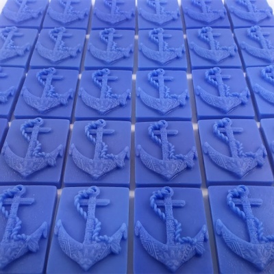 Sabões azuis com âncoras em relevo alinhados.