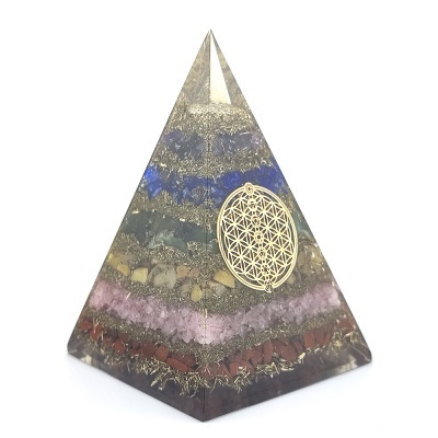 Piramide orgonite colorida com símbolo dourado da flor da vida