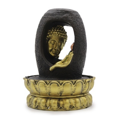 Fonte decorativa com Buda dourado dentro de estrutura oval preta sobre base dourada