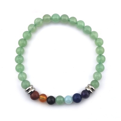 Pulseira de contas verdes e coloridas com detalhes metálicos