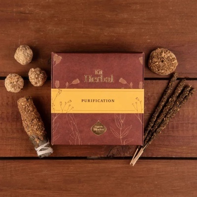 Kit Herbal Purification com paus incensos e frutos secos sobre mesa de madeira