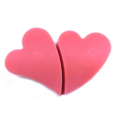 Dois corações de silicone rosa lado a lado sobre fundo branco