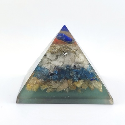 Pirâmide decorativa de resina com pedras coloridas