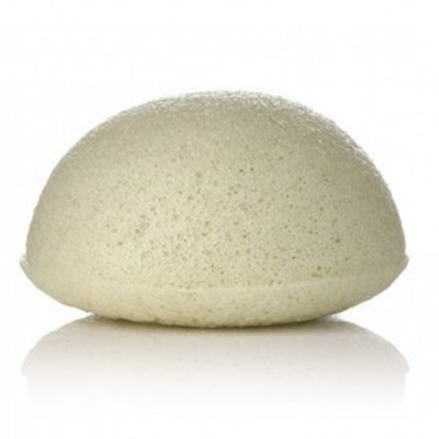 Esponja branca semi-circular porosa sobre superfície branca refletora