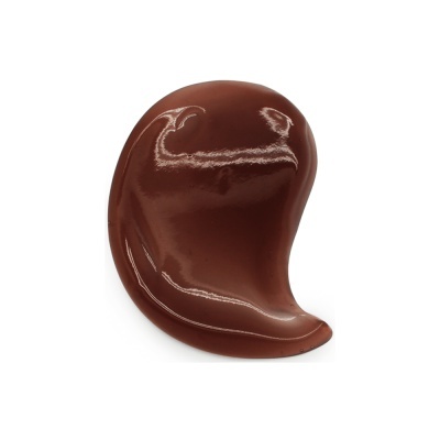 Peça de chocolate castanho brilhante com forma irregular sobre fundo branco