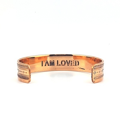 Pulseira em metal cor de cobre com gravura I AM LOVED