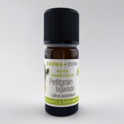 Frasco de óleo essencial Petitgrain bigarade com etiqueta branca e verde.