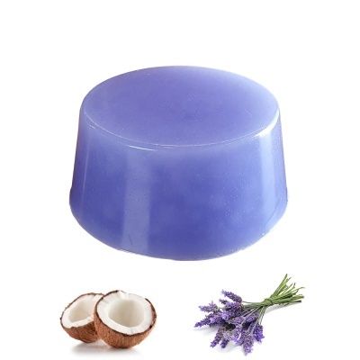 Sabonete roxo redondo com coco partido e ramo de lavanda ao lado