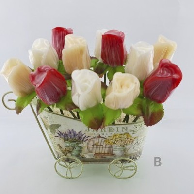 Arranjo decorativo de flores artificiais em suporte metálico branco e verde