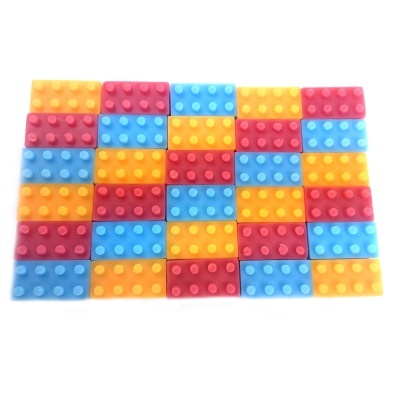 Blocos de construção coloridos tipo lego em vermelho, azul e amarelo.