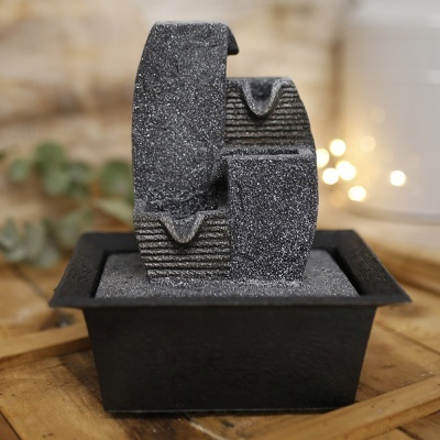 Fonte decorativa interior preta com três quedas de água e base quadrada