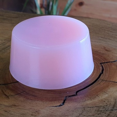 Sabonete rosa translúcido em superfície de madeira