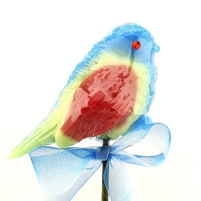 Pássaro decorativo colorido com fita azul em fundo branco