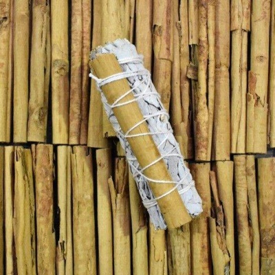 Pacote enrolado em corda branca sobre paus de madeira amarelados