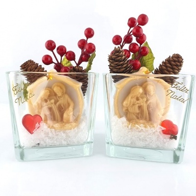Velas decorativas de Natal em copos de vidro com presépios dourados e decoração festiva