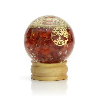 Globo decorativo redondo com pedras vermelhas e douradas e base em madeira