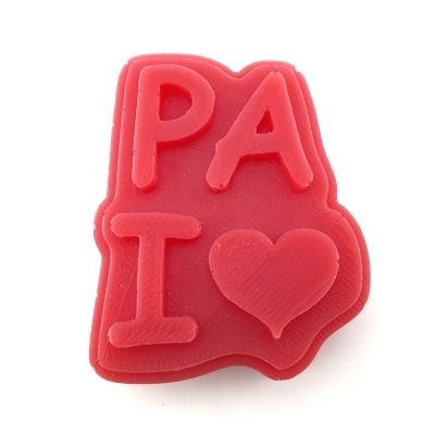 Sabonete vermelho com a palavra PAI e um coração em relevo sobre fundo branco