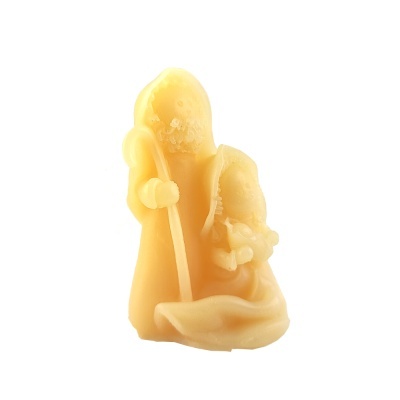 Escultura amarela com figuras religiosas em relevo sobre fundo branco