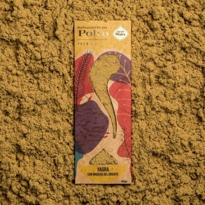 Embalagem colorida de sahumerio em pó sobre pó amarelo