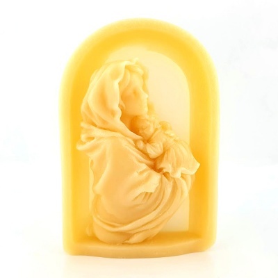 Estátua decorativa amarela de mulher com véu segurando uma criança