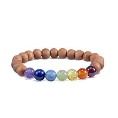 Pulseira de contas de madeira e pedras coloridas em fundo branco