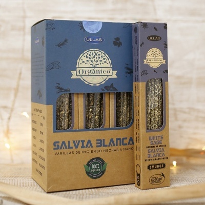 Caixa e embalagem de sticks de incenso artesanal ULLAS Salvia Blanca azul e castanho.