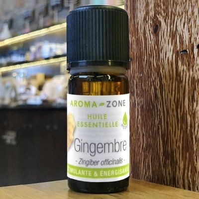 Frasco de óleo essencial de gengibre Aroma-Zone sobre mesa de madeira