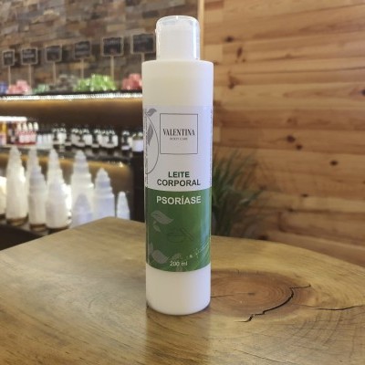 Frasco branco de leite corporal para psoríase sobre mesa de madeira