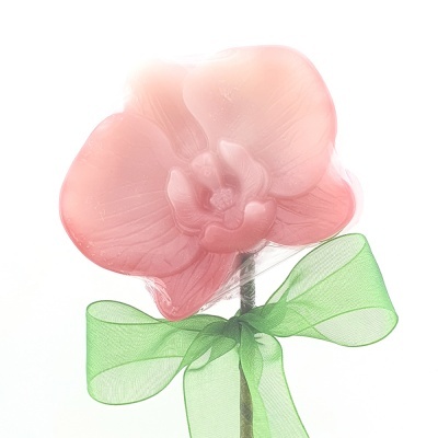 Flor artificial rosa com caule e laço verde em fundo branco