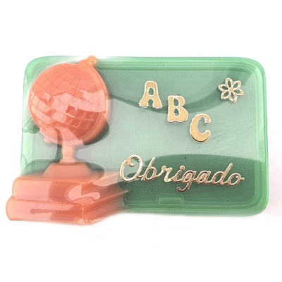 Bloco de notas verde com letras em relevo, globo terrestre laranja e desenho de flor