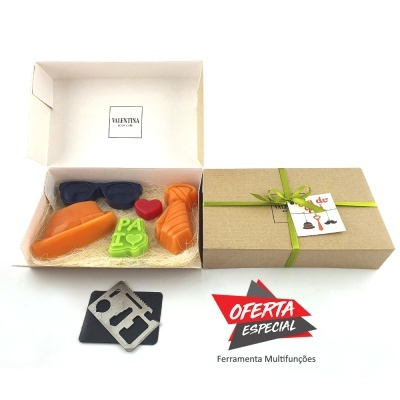 Caixa com sabonetes coloridos e ferramenta multifunções embalados