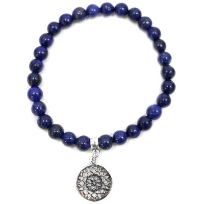 Pulseira azul com pendente prateado floral