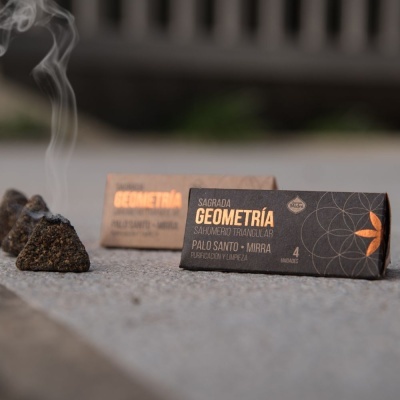 Pacotes de incenso triangular Sagrada Geometría e incenso aceso a libertar fumo