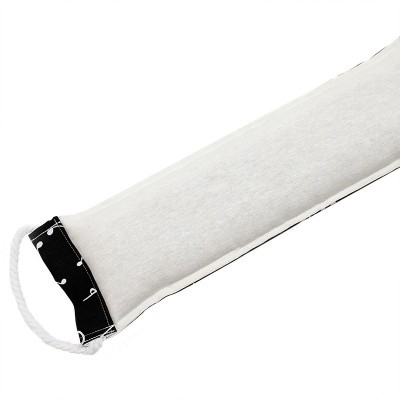 Furo de pano branco com padrão preto com notas musicais na extremidade