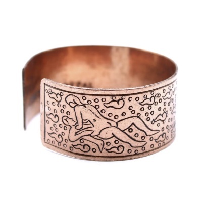 Pulseira de metal cobreado com gravura de figuras humanas artísticas