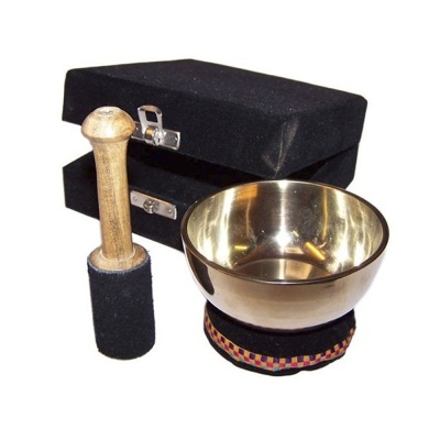 Taça tibetana dourada com almofada bordada, maço de madeira e caixas de veludo preto