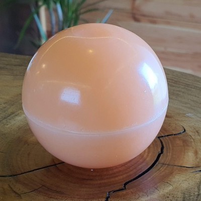 Esfera cor de salmão em madeira rústica