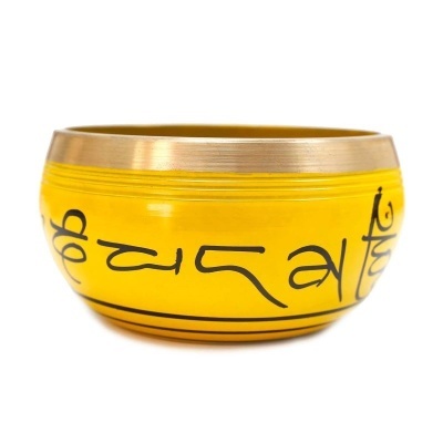 Tigela amarela com borda dourada e inscrições pretas